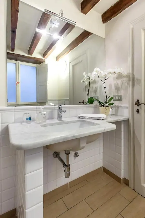 Studio Apt No2 Ancient Palazzo Florence Apartment